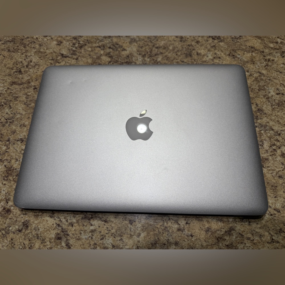 MacBook Pro A1502 - Picture 2 of 9